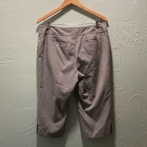 Ann Taylor
12P Capris
Houndstooth black/white - Picture 4 of 6